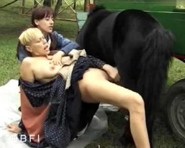 Блондиночка натирает клитор и половые губы конским членом зоо видео скачать